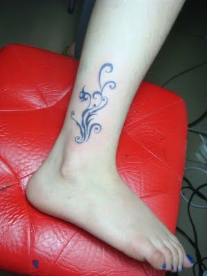 tattoos on foot and ankle. fearne cotton foot tattoo.